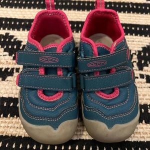 Keen Toddler 7 Velcro strap sneakers